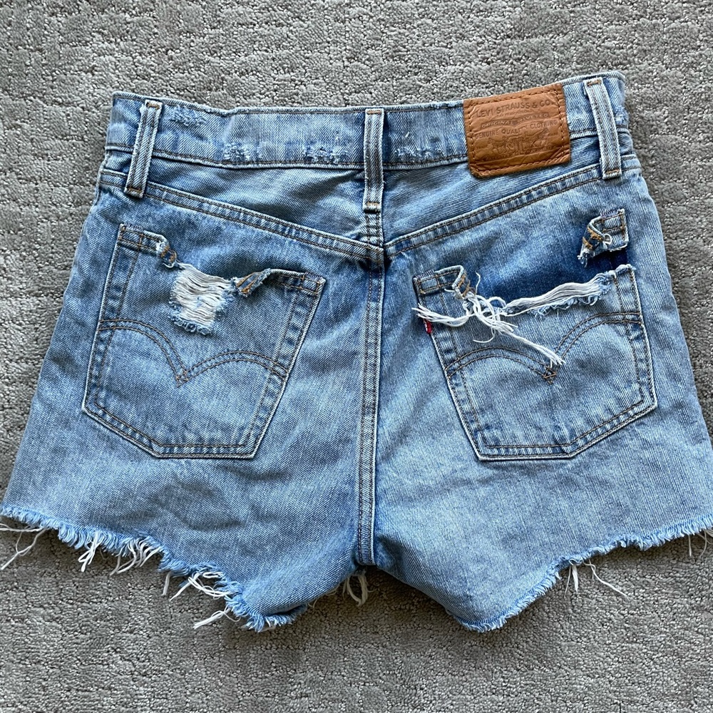 Levi’s Wedgie High Waist Short 28 fits like 26!